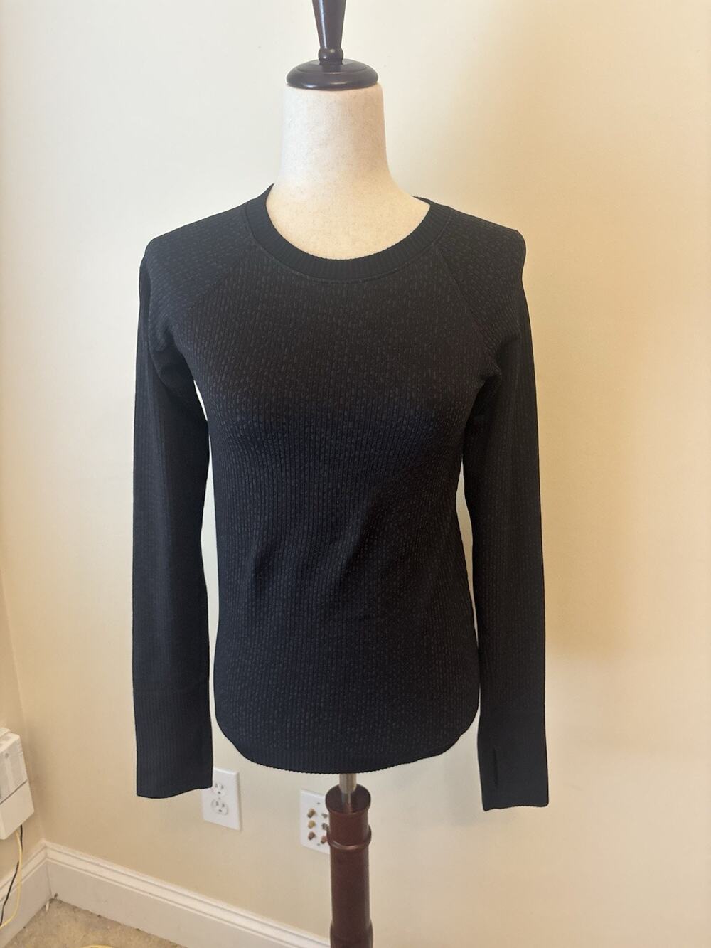 Lululemon Tight Athletic LongSleeve Shirt Black with Gray Details Size 4